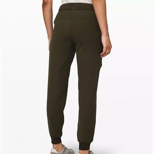 NAVY NWT Lululemon size 4 on the fly jogger woven